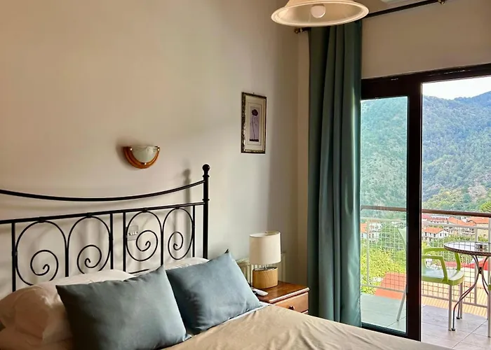 Hotel Two Flowers 2*